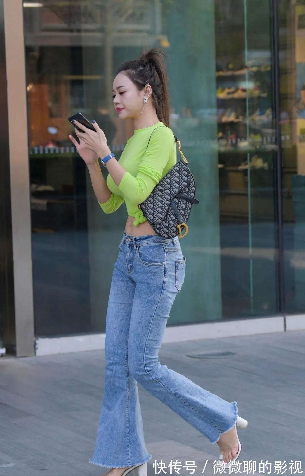 穿搭|美女年纪轻轻就“黄袍加身”,路人的目光都要被吸走了