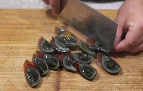 好吃|皮蛋这种做法很多人都没吃过,鲜嫩入味不腥,比凉拌皮蛋还好吃