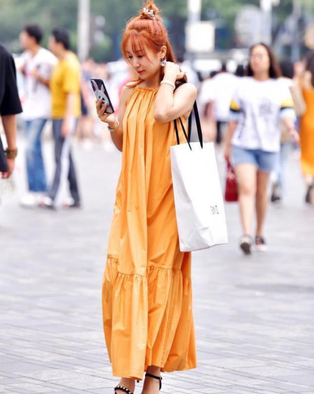 靓丽|街拍身材曼妙的小姐姐,一条牛仔短裤,尽显靓丽大长腿