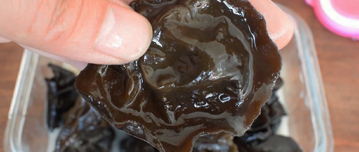 泡木耳时,直接加水就错了!厨师长教你一招,木耳3分钟就能泡软