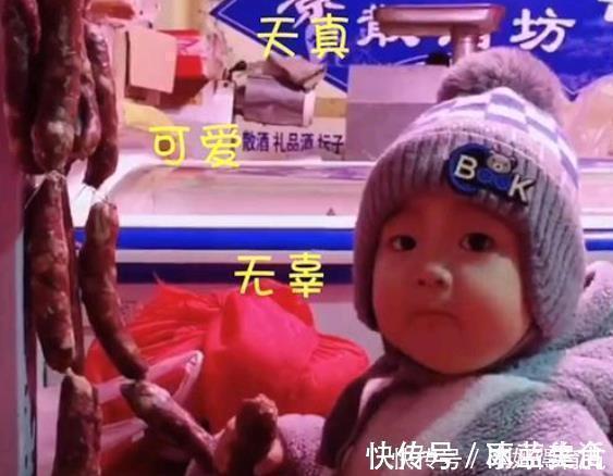 妈妈带|“贪吃宝宝”走红,菜市场偷啃猪头肉和腊肠,老板看见却笑得不行