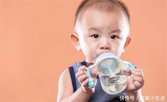 吸管|戒奶瓶让宝宝自己决定?超过这时间就晚了!