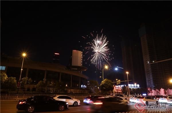 中年|爆竹声中一岁除，春城各地烟花迎春节