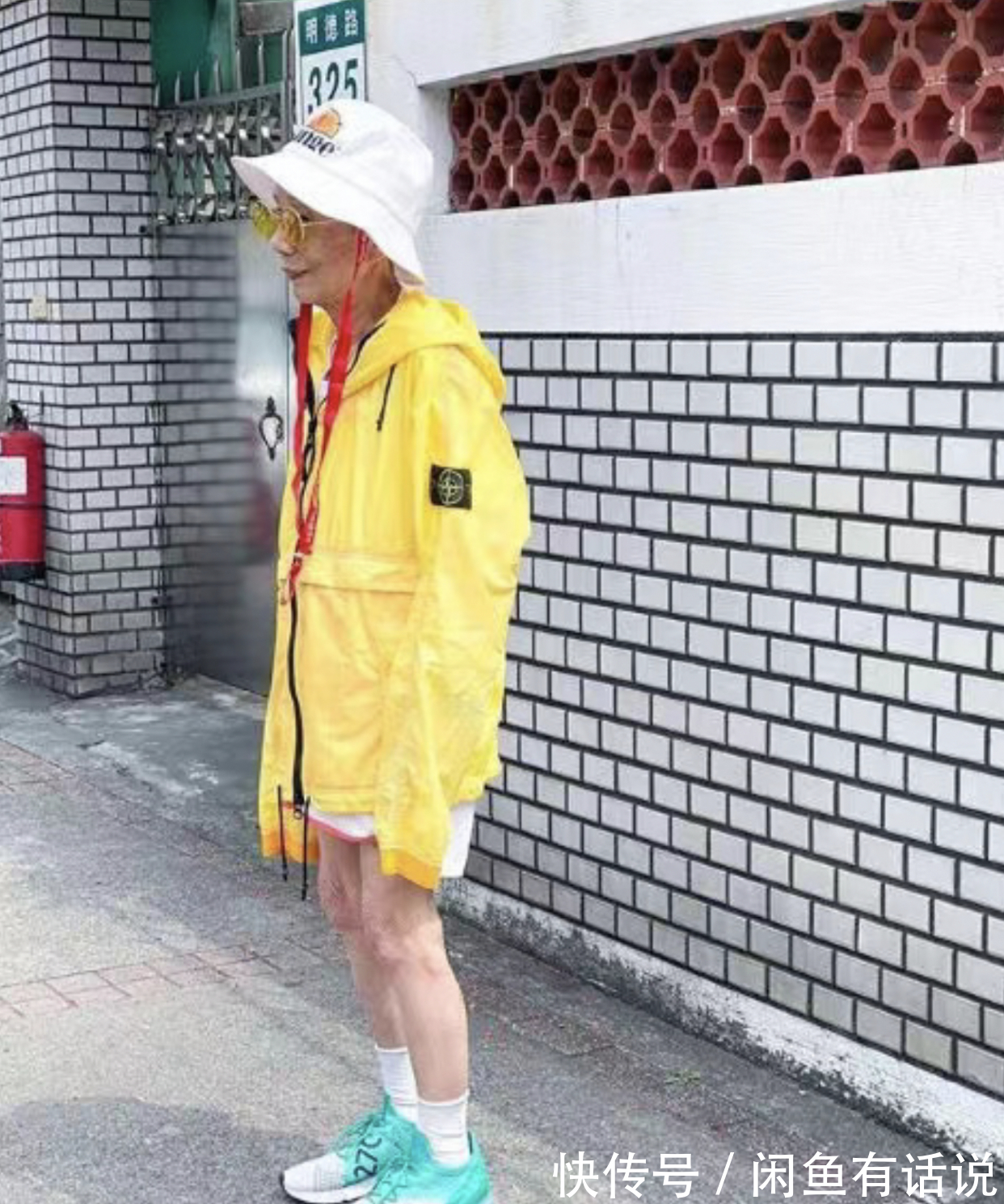 宽松感|93岁奶奶精气神真好,一身“潮装”减龄还时髦,比孙女辈还洋气