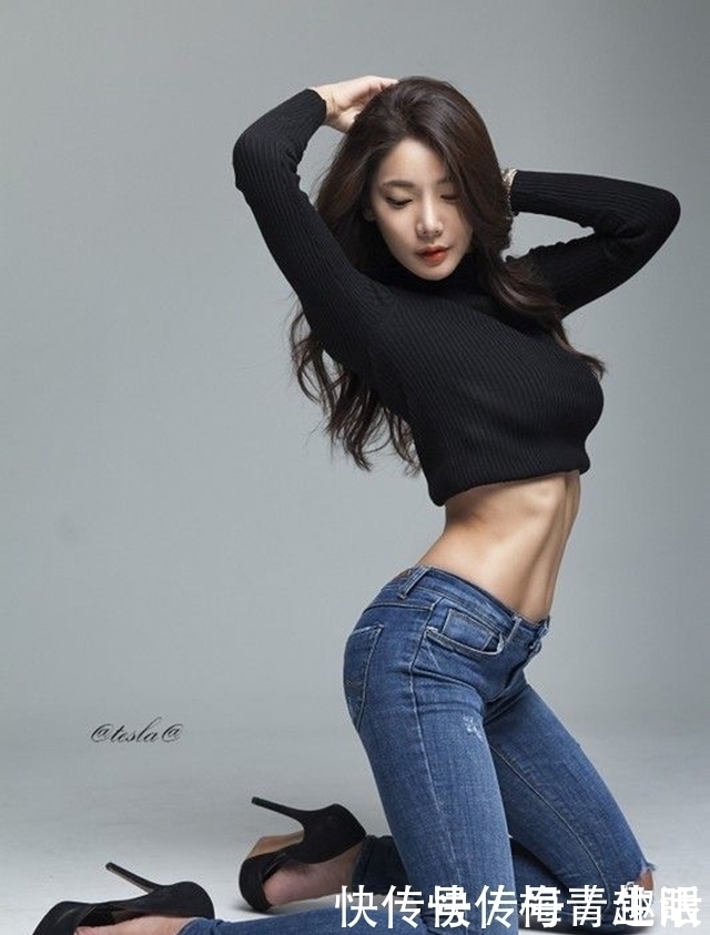 模特 牛仔裤模特,揪起白色的衣服,秀出平滑的肚皮!