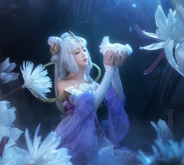 莲花|高中生光脚上阵cos嫦娥,脚踩莲花的一刹那,这腿型是认真的?