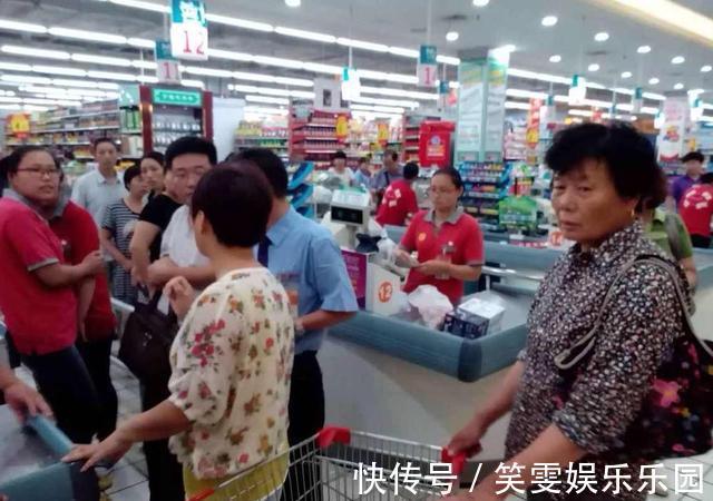 超市|老人带4岁娃超市疯狂试吃草莓,被制止孩子发怒:“我打死你!”