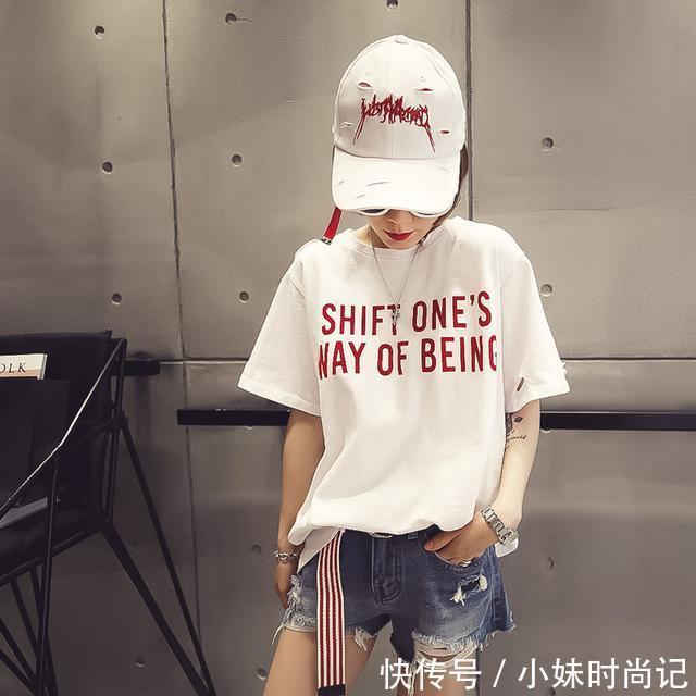 甜美 甜美的女孩穿蕾丝,有态度的girl穿风格T恤