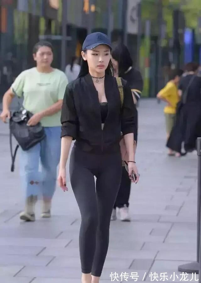 干净利落 打底裤的装扮穿出动感美,展现纯真的活力感