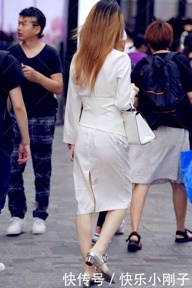 一条收腰连衣裙穿出效果，展示出非同一般的独特魅力