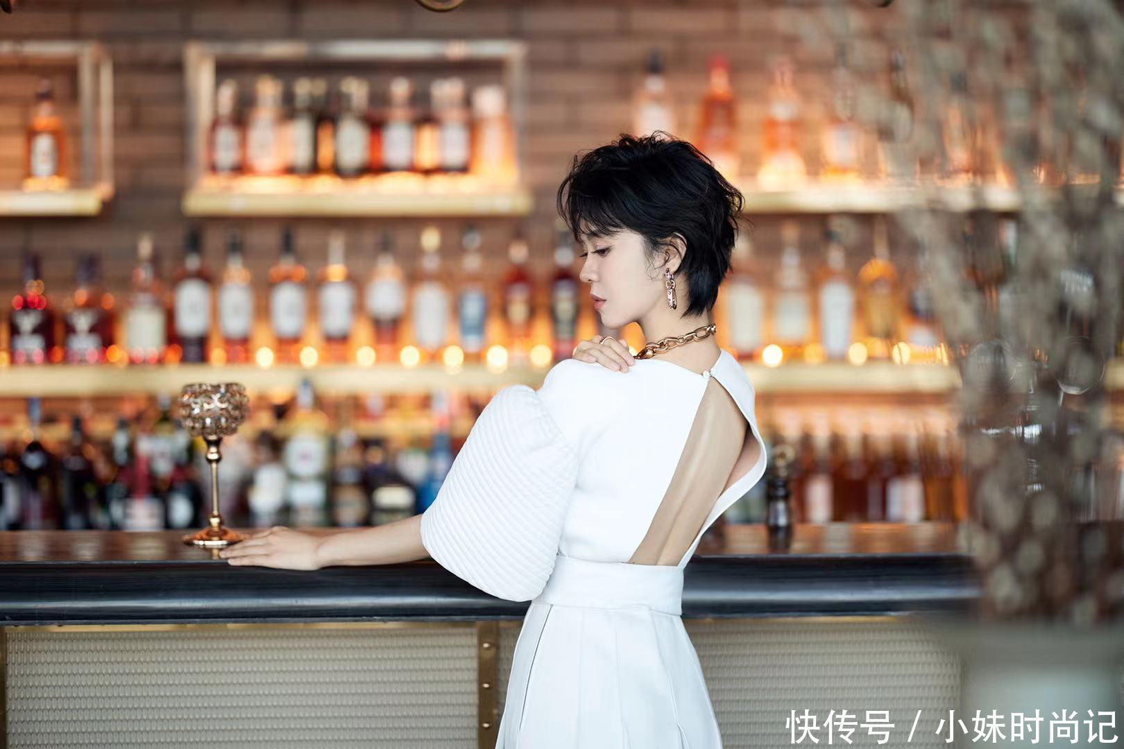 又被郁可唯的穿搭给迷到了,白色系连衣裙版型超正,谁穿都能起范