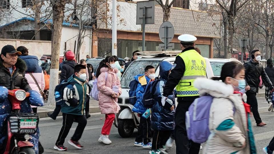 开学首日，淄博多地开启“护学模式”