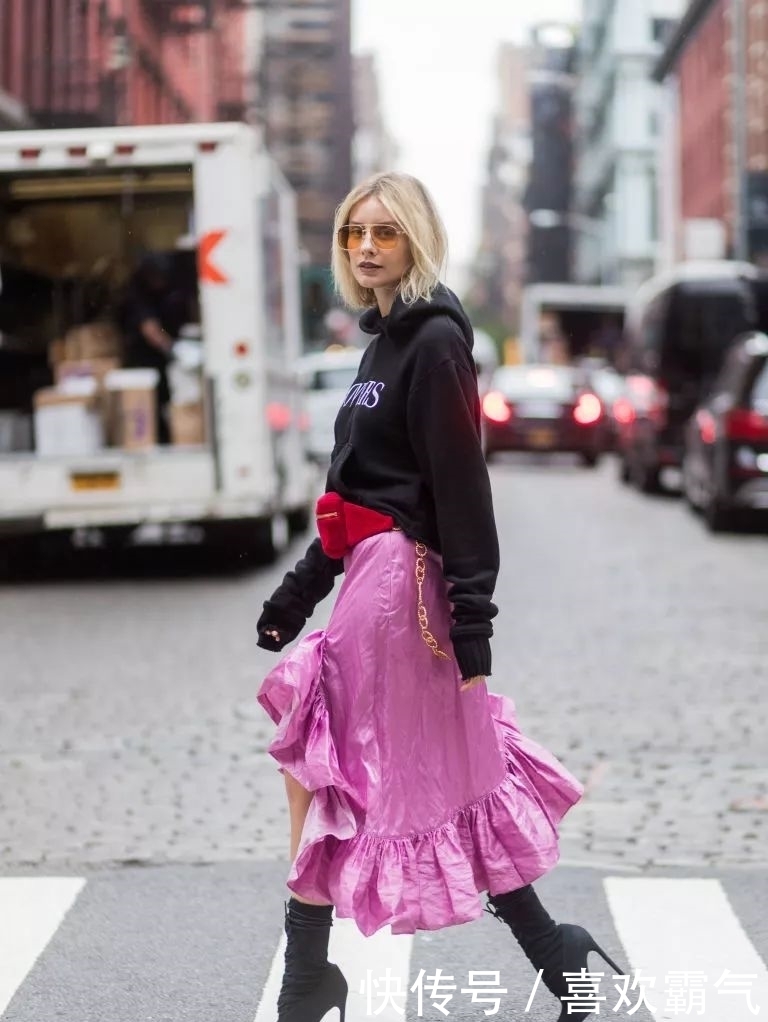 卫衣+半裙=早春最火混搭套路,时髦又有女人味!!