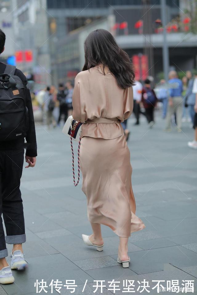 藕粉色宽松长款连衣裙,举止优雅,有气质