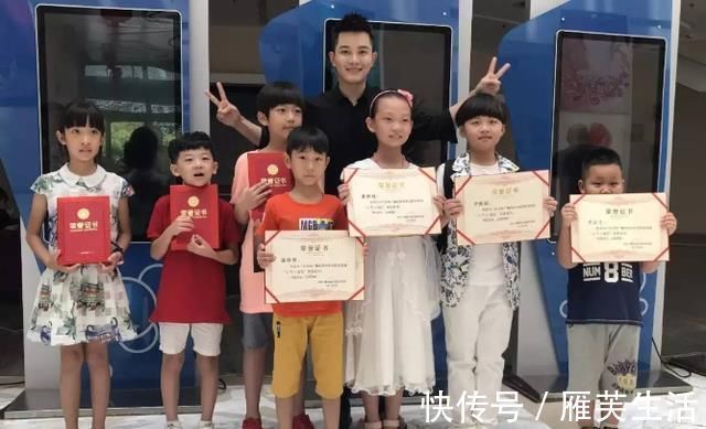 父母|孩子的奖状贴满墙,父母却“满脸忧愁”,网友:换谁也高兴不起来