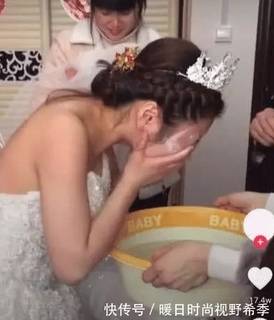 新娘|新娘嫌妆化的不好现场卸妆,网友:确认美女只需一盆水