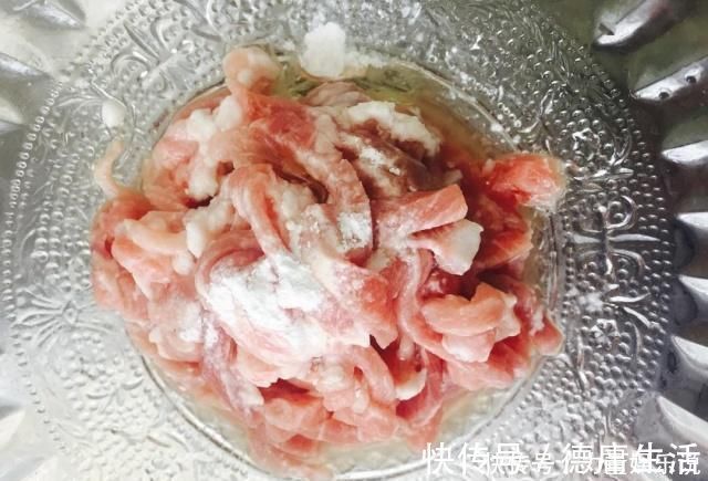 淀粉|炒肉时,别再用淀粉腌制了,改用“它”,肉更香更嫩滑