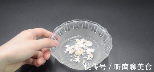 家里有养花的抓紧看看，学会这招，不烂根不生虫，花草越长越茂盛