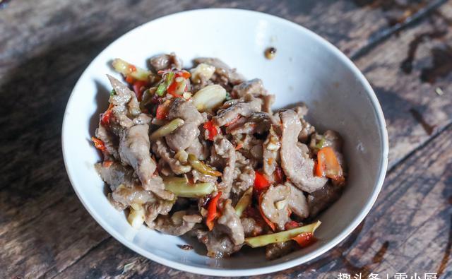 舅舅一家来做客，妈妈做了8个农家菜招待，网友真富有