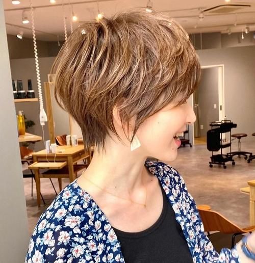 60岁阿姨选择什么发型显年轻?5款减龄发型,时髦好气质