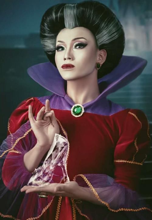 小伙子仿妆灰姑娘继母,开始化妆方法真是新鲜,最后真有两把刷子