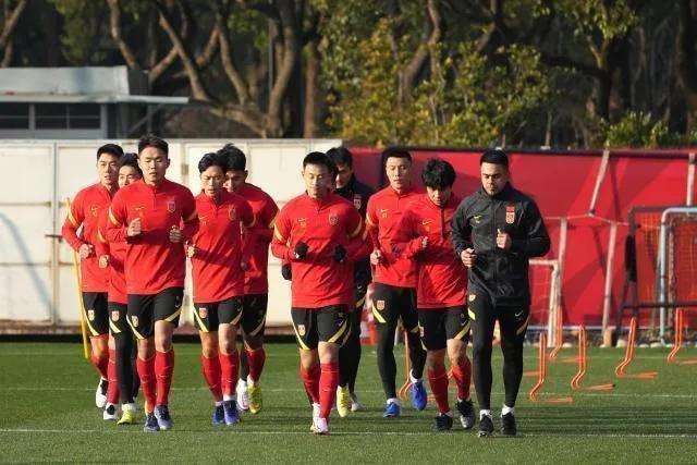 吴曦|深夜1点!李霄鹏做出争议决定:国足集训沦为大笑话,球迷质疑声一片