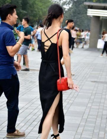 美女搭配一字肩,黑色的紧身牛仔裤,散发迷人的女性魅力