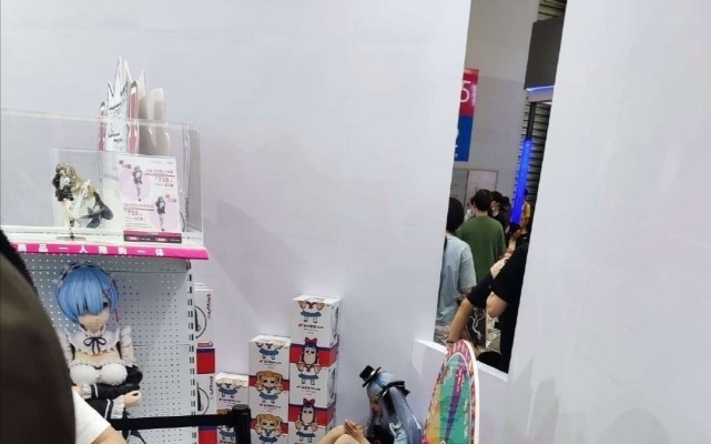 cospl都在围观手办，却忽视了小姐姐？小姐姐吐槽：下辈子小心二次元