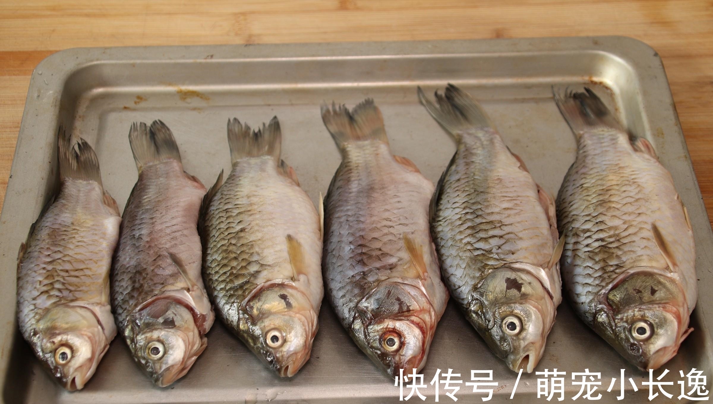 不管解冻什么鱼,直接用水泡就错了,教你2招,鱼解冻快还新鲜