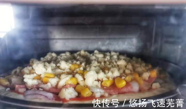 芝士|我的懒人披萨比外卖好吃，不要揉面机，分享手揉披萨饼的详细配方！