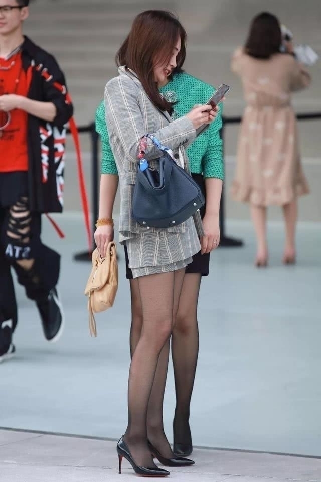 美女|路人街拍,小姐姐选择了一条白色连衣裙,看着就非常凉快