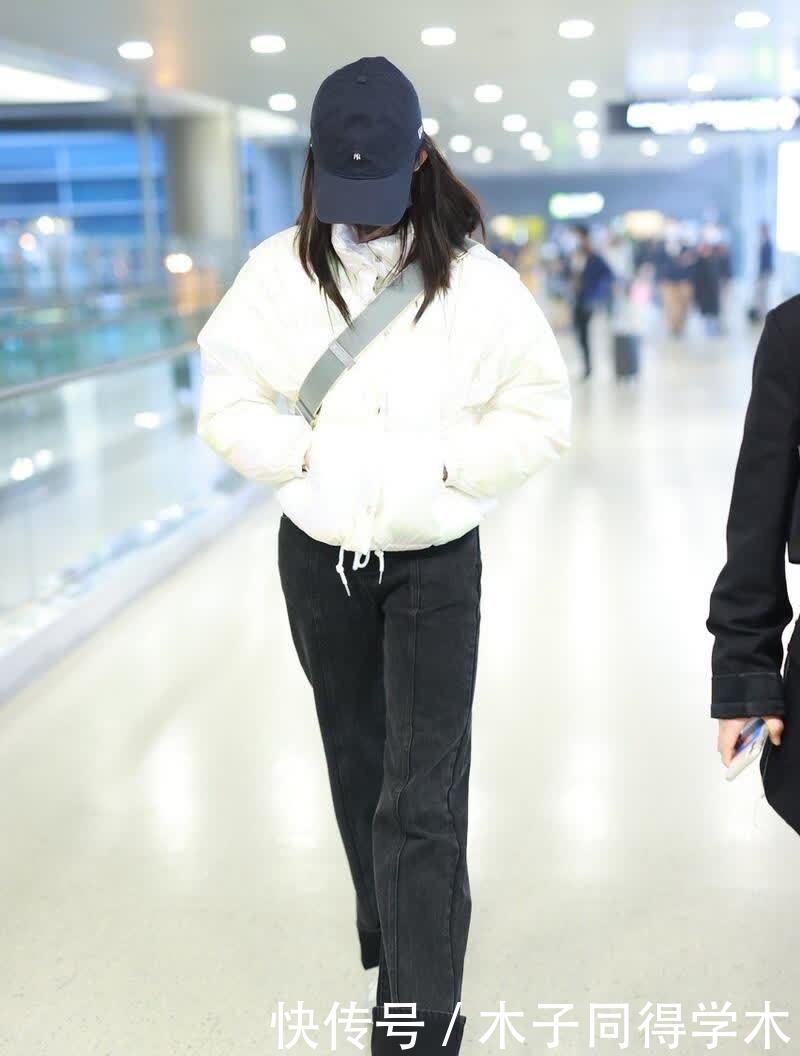 白色羽绒服怎么搭配才美呢?配运动裤舒适有型,配直筒裤很优雅