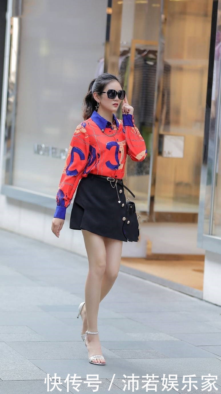 美女的半身裙搭配与众不同,还有浓浓的时尚味道