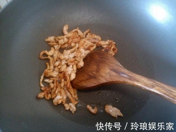 肉丝|此三种一起炒,3分钟就出锅,常吃眼睛明亮,拌米饭特别香