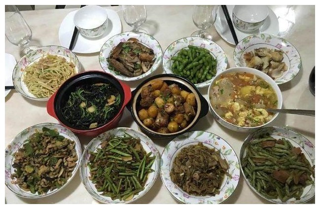 岳父母来家里做客，当天我特意做一桌菜招待，饭后岳母夸我厨艺好