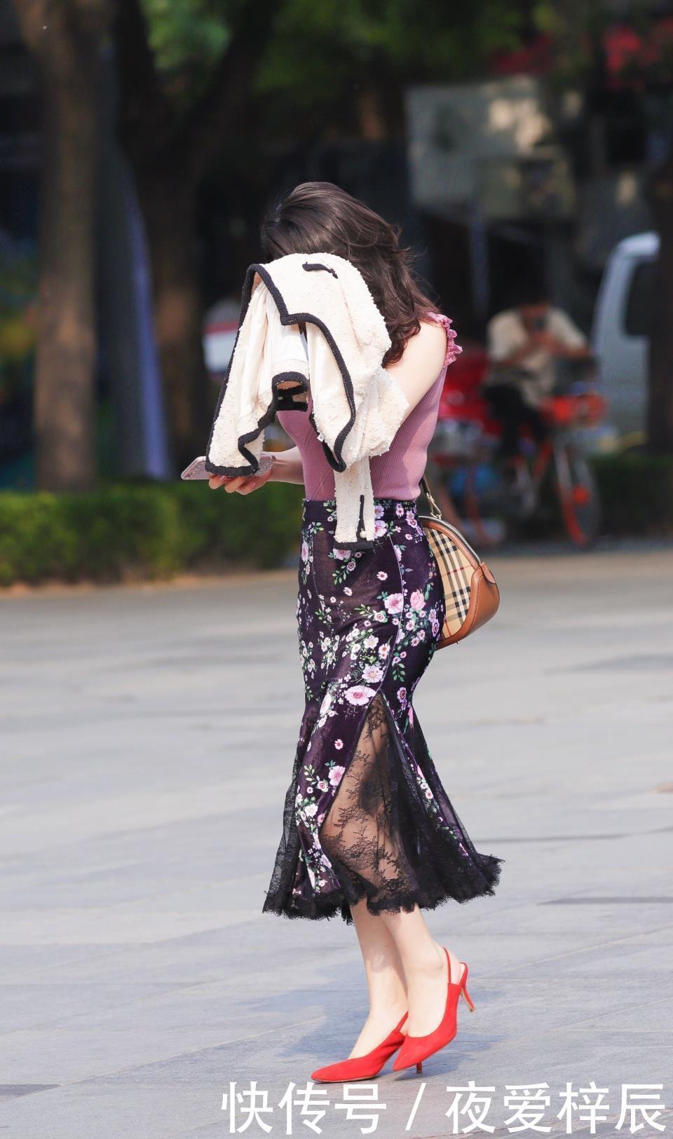 街拍小姐姐时尚有型，走路带风，金色的裙子让小姐姐更有女人味