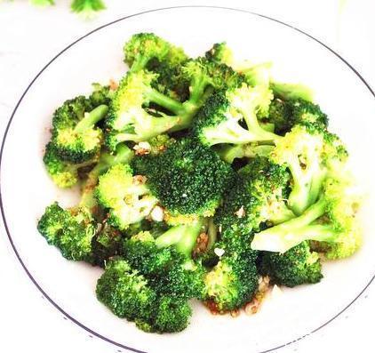 将西兰花放|吃西兰花不要再焯水,只需这一招,颜色翠绿,味道爽脆,营养好吃