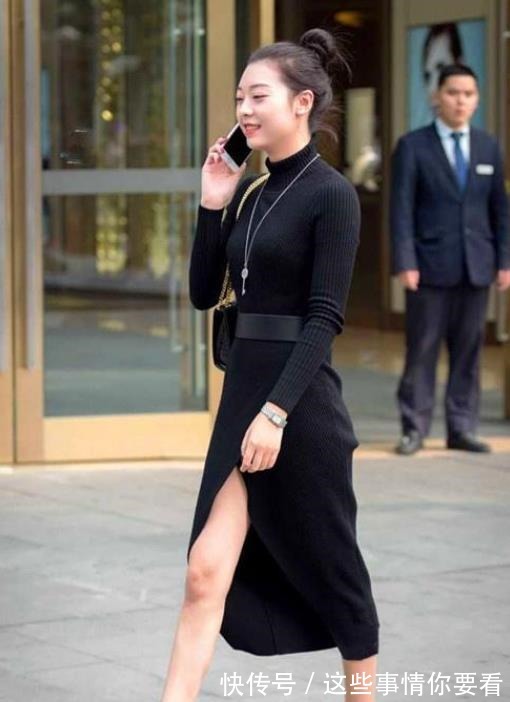 小皮裙 淡蓝色T恤搭配黑色小皮裙,俏皮可爱,貌美如花!