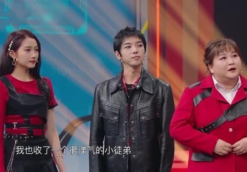 一个人影 华晨宇刚上台就开始脸红,顺着他眼神看向台下,一个人影让全场沸腾