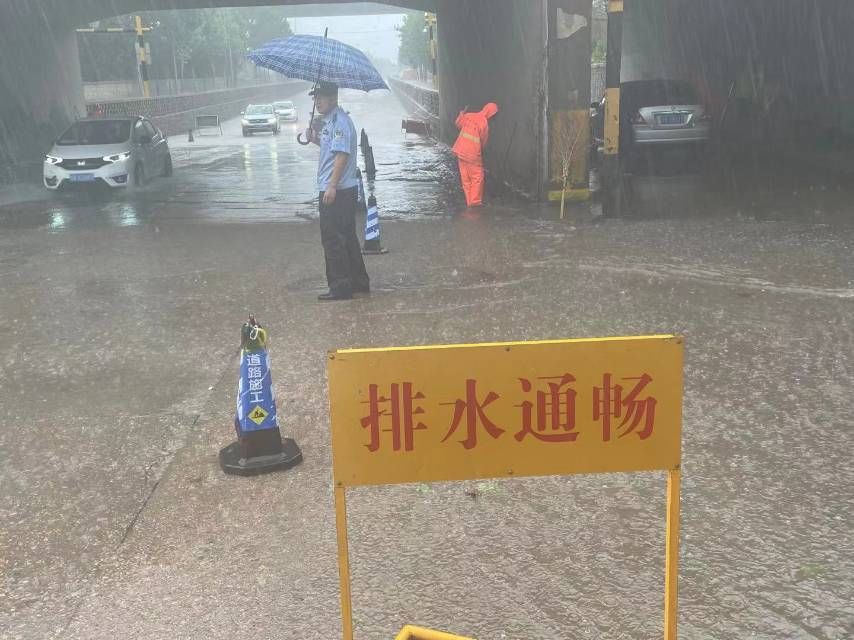 李沧|600多名民警风雨中巡逻执勤 李沧公安全力迎战“烟花”