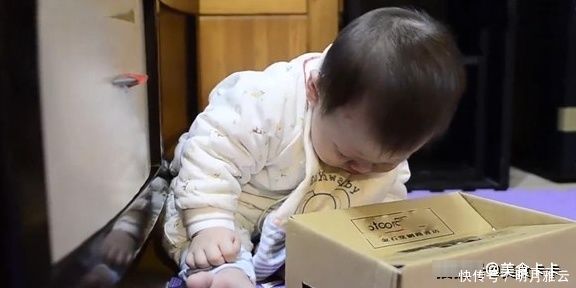 1岁萌娃的睡功了得,妈妈叫醒后,被萌娃的反应笑喷了