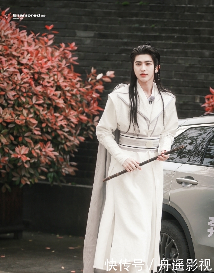 一见周郎误终身 蔡徐坤《奔跑吧》白衣古装路透疑是仙子下凡尘
