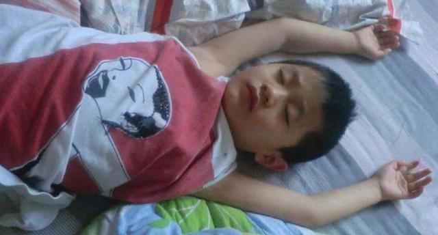 父母|一家四口睡觉的照片火出圈,网友笑翻:父母是真爱,孩子是意外