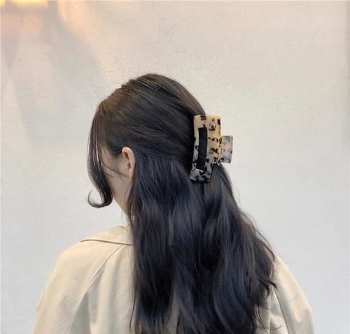 “奶奶辈”发饰火了！鲨鱼夹、丝巾等绝对是现在最洋气的发饰！