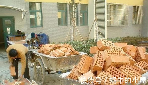水泥|电视柜太贵，公公帮我们用砖砌一个，成本不到100块，效果太赞！