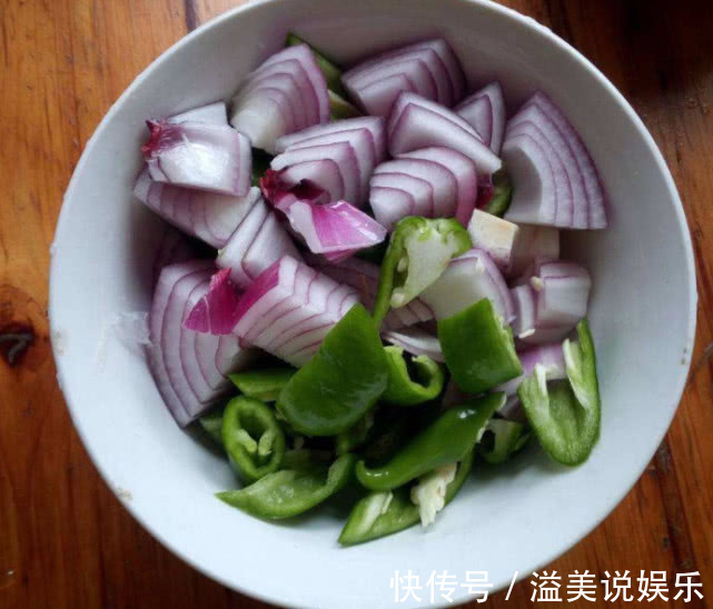 青椒炒洋葱|洋葱和“它”是绝配,隔天一次,血管不堵,嘴巴不臭,身体强壮