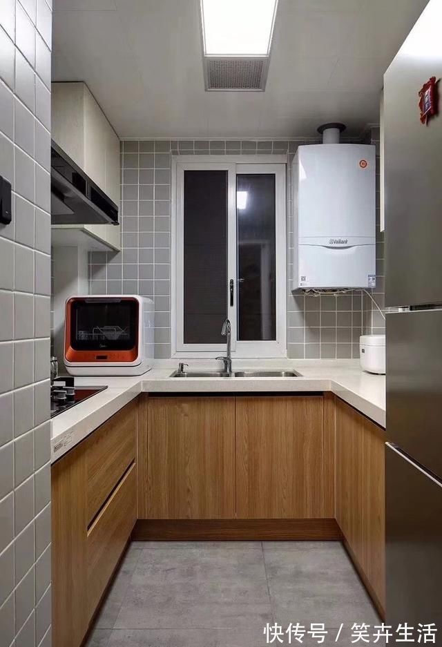 电视|头一次见这样的客厅，电视墙高1.5米，沙发墙做柜子，漂亮又实用