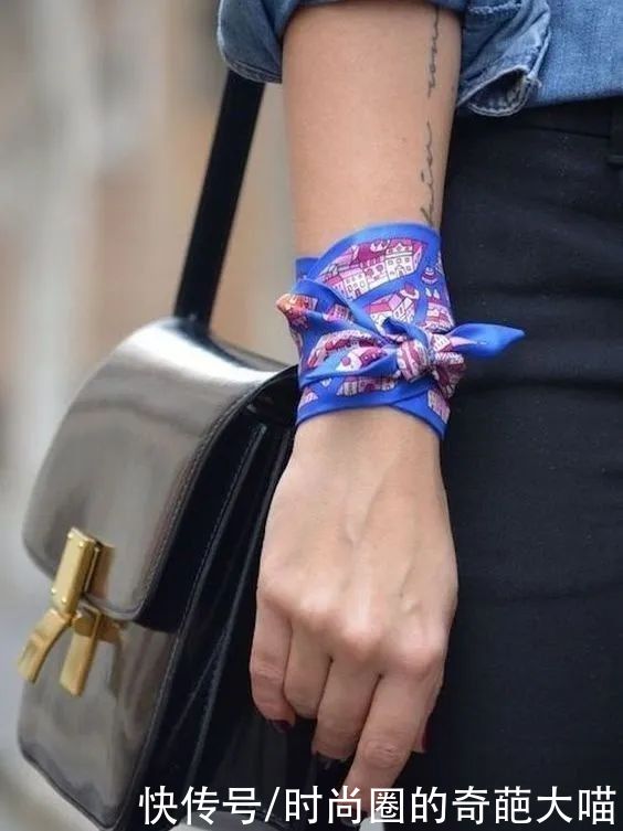 奥黛丽赫本|丝巾你还围出大妈味道？学会这小巧思，胜过你买一百件土气新衣