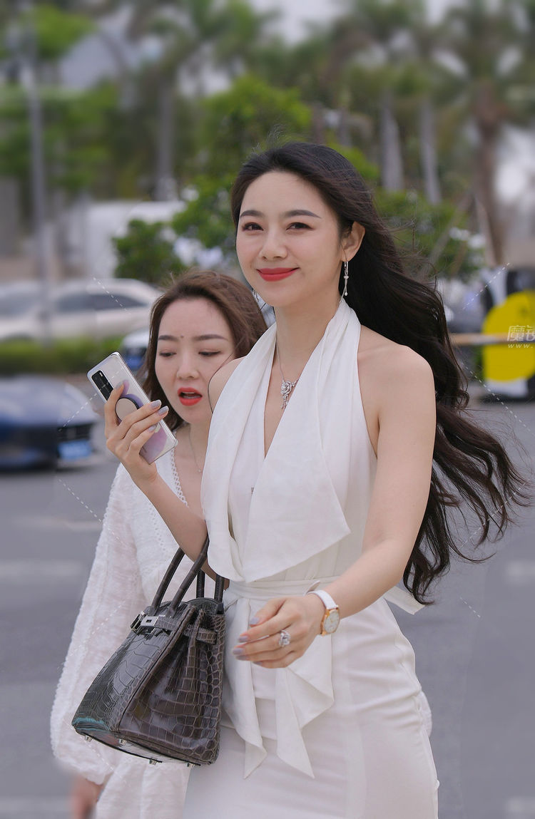 连衣裙可以增强轻盈感,更加时尚减龄一些,简约而不失时尚