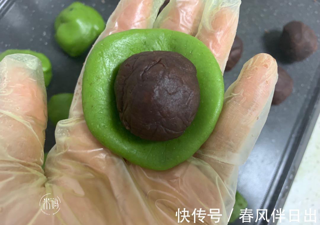 抹茶粉|天热吃这糕点正适合，不烤不炸，冰冷爽口又糯又香，咬一口还爆浆